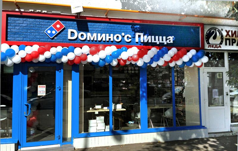 Интерьер пиццерии Domino's в фирменном стиле бренда
