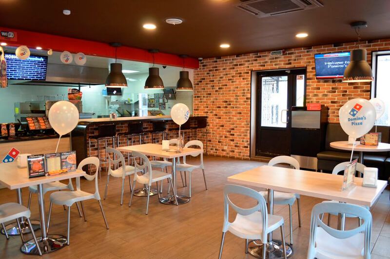 Столы и стулья в интерьере пиццерии Domino's