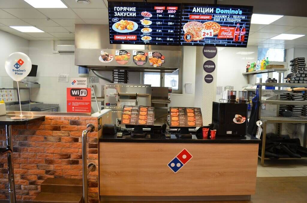 Уютная атмосфера в интерьере пиццерии Domino's