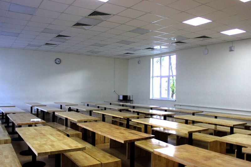 Современная кухня в столовой International School of Moscow