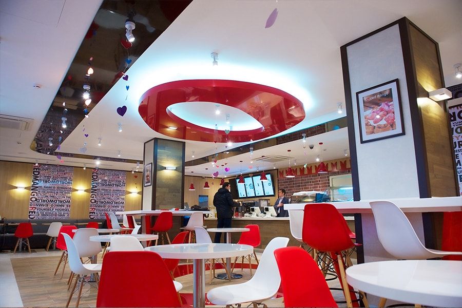 Портальная конструкция в виде дольки манго в кафе Red Mango