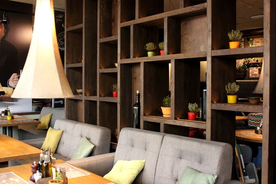 Декоративная отделка стен в ресторане Osteria Mario