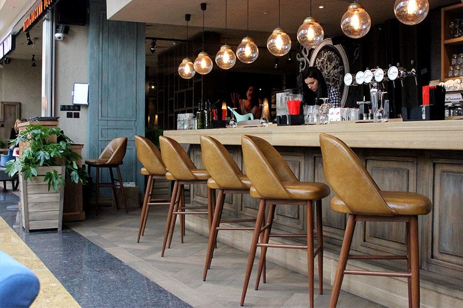 Деревянный декор и зелёные растения в интерьере Osteria Mario