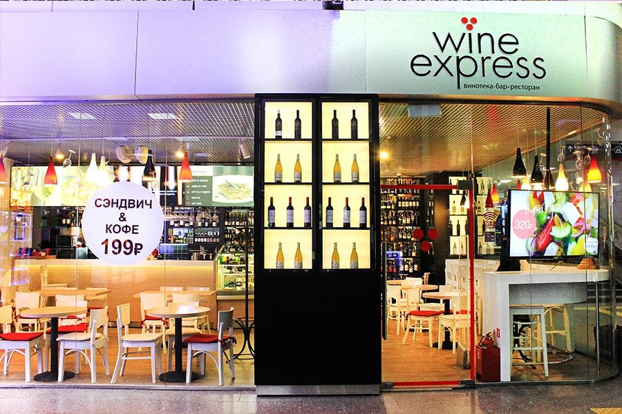 Компактная и износостойкая мебель в винотеке-баре Wine Express